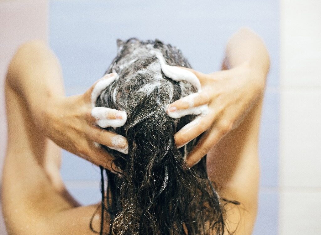 po ilu dniach od farbowania można myć włosy; czy po farbowaniu myć włosy szamponem; farbowane włosy; jak dbać o włosy farbowane